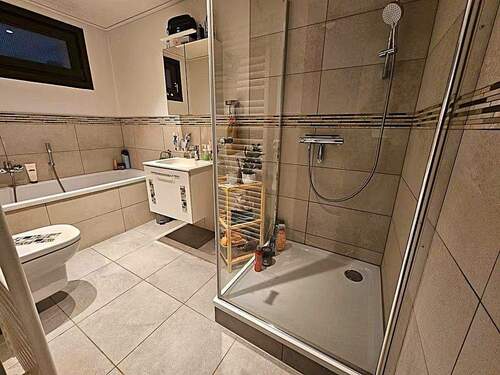 Badezimmer mit Dusche - Doppelhaushälfte mit 170,00 m&sup2; in Heimbach zum Kaufen