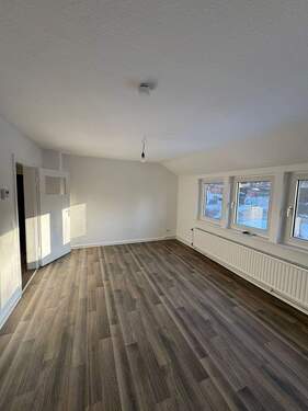 Wohnzimmer Bild 1 - Schöne 3-Zimmer Dachgeschosswohnung sucht Nachmieter