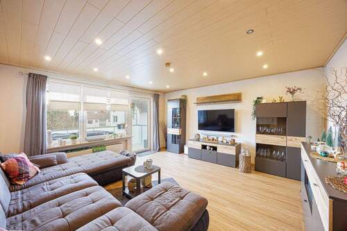 Wohnzimmer - 4 Zimmer Etagenwohnung in Sachsenheim