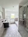 Bad m. Wanne u. Dusche - 