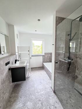 Bad m. Wanne u. Dusche - 