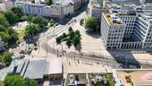 Elisbath-Schwarzhaupt-Platz mit vielfältigen Anbindungsmöglichkeiten des ÖPNV - 