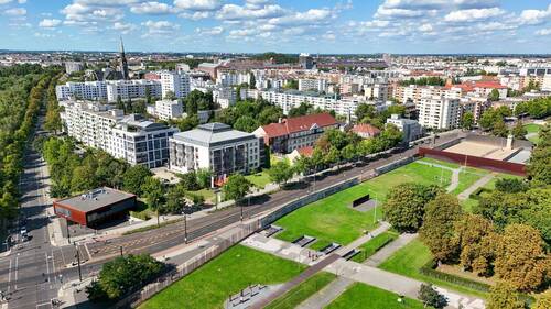 Hier stehen Originalstücke und ein Mahnmal der Berliner Mauer - 