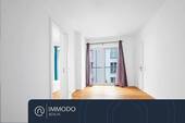 Helles Wohnzimmer mit Zugang zur Dachterrasse über die rechte Tür - ?? Stilvolle 2-Zi-Neubauwohnung in Mitte mit Loggia, 14 m² Dachterrasse & hochwertiger Ausstattung