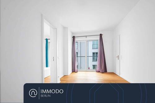 Helles Wohnzimmer mit Zugang zur Dachterrasse über die rechte Tür - ?? Stilvolle 2-Zi-Neubauwohnung in Mitte mit Loggia, 14 m² Dachterrasse & hochwertiger Ausstattung
