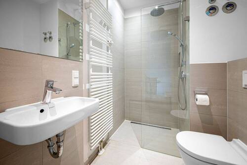 Edles Badezimmer mit bodentiefer Dusche - Etagenwohnung mit 56,00 m&sup2; in Berlin zum Kaufen