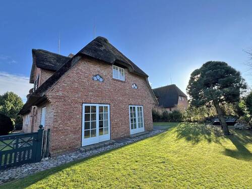 Blick vom Garten zum Haus - 6 Zimmer Doppelhaushälfte in List