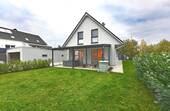 das Haus, Einfahrt und Garage - 