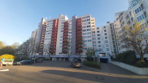 Hausansicht Nord - 2 - Zimmerwohnung mit Einbauküche, Balkon und Tiefgaragenstellplatz in Kornwestheim