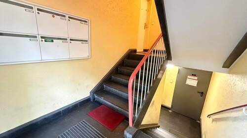Treppenhaus - 2 Zimmer Etagenwohnung in Köln