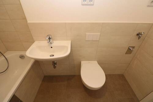 Bad mit Wanne - 3 Zimmer Etagenwohnung zur Miete in Freiberg