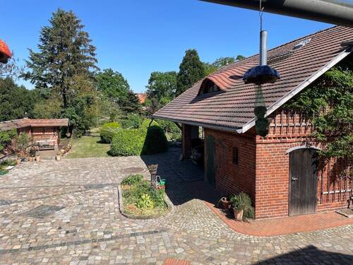 Innenhof und Garagengebäude - 7 Zimmer Einfamilienhaus zum Kaufen in Klietz