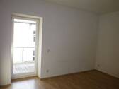 Schlafzimmer mit Ausgang zum Balkon - Etagenwohnung mit 60,70 m&sup2; in Altenburg zur Miete