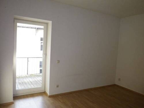 Schlafzimmer mit Ausgang zum Balkon - Etagenwohnung mit 60,70 m&sup2; in Altenburg zur Miete