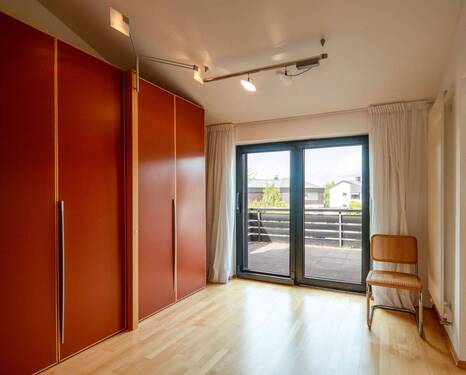 Kinderzimmer (aktuell Ankleide) OG mit Balkon - 