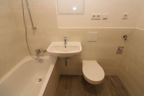 Beispiel Bad mit Wanne - Etagenwohnung mit 53,90 m² in Freiberg zur Miete