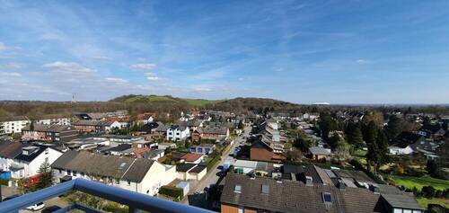 Ausblick - Penthouse-Feeling: 3 Zimmer, ca. 74,5 m², Balkon & sagenhafter Fernblick in Buer-Schaffrath
