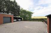 Hof mit Garage und Carport - 