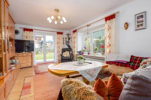 Wohnzimmer mit Blick zur Terrasse/Garten - 3-Zimmer-Erdgeschosswohnung in Wallgau mit Terrasse, Hobbyraum & Garage