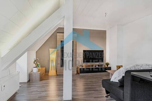 Wohnzimmer - Modernisierte und großzügige 3,5 ZKB-Dachgeschosswohnung mit Ausbau-Option in Vellmar!