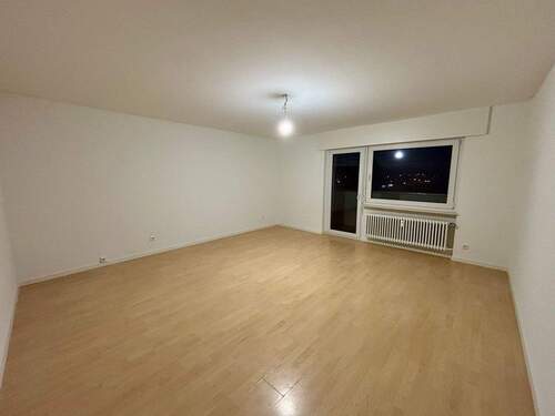 Schlafzimmer mit Balkonzugang - Moderne 3-Zimmer-Wohnung mit Balkon und Aussicht in Lörrach