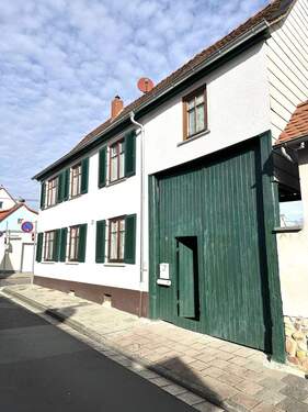 Großes Hoftor - Einfamilienhaus mit 129,00 m&sup2; in Hofheim am Taunus zum Kaufen