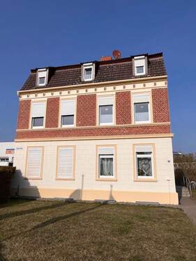 Ansicht - Überschaubares Investmenthaus mit Baugrundstück