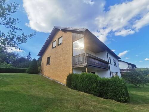 Rechte Seitenansicht - 8 Zimmer Mehrfamilienhaus, Wohnhaus zum Kaufen in Holzminden