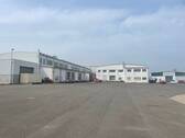 Haupthalle mit Freifläche - 3 Lagerhallen mit Bürogebäude, Garagen und Freiflächen auf ca. 30.000 m² Grundstück
