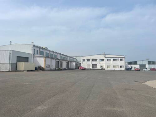Haupthalle mit Freifläche - 3 Lagerhallen mit Bürogebäude, Garagen und Freiflächen auf ca. 30.000 m² Grundstück