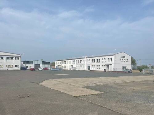 Freiflächen und Bürogebäude - Einfamilienhaus in Machern