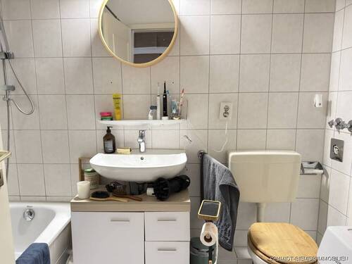 Badezimmer mit Wanne - Etagenwohnung mit 56,00 m&sup2; in Wedel zur Miete