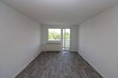 Beispiel Wohnzimmer - Auf die Plätze...fertig...mieten!!! 3-RW mit Wanne u. Balkon!!!