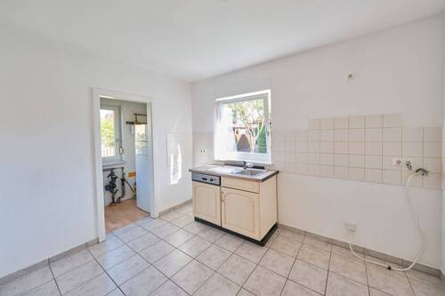 Küche im EG mit Hauswirtschaftsraum - 