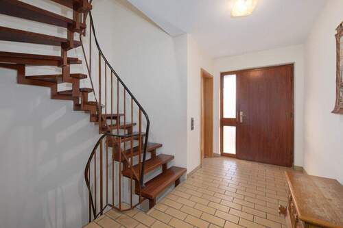 Treppenhaus und Eingangsbereich EG - 