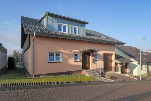 Straßenansicht - Viel Platz für Generationen - gepflegtes Zweifamilienhaus mit Einliegerwohnung, Garten und zwei Garagen