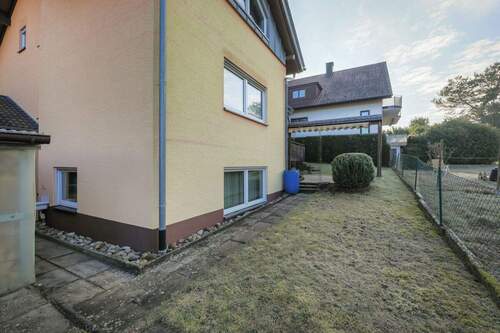 Rückansicht und Garten - Mehrfamilienhaus, Wohnhaus in Remchingen / Wilferdingen