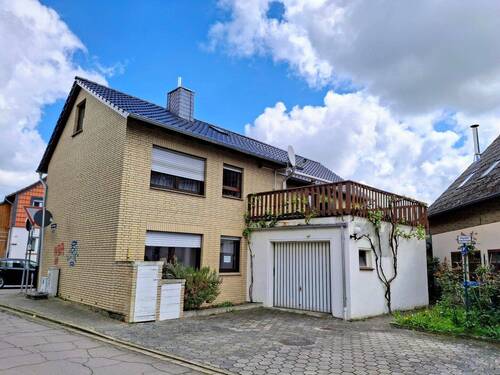 komplette Rückseite mit Garage - Haus mit 220 m² Wfl., aufgeteilt in 2 Wohnungen je 110 m², Flechtorf hat sehr gute Infrastruktur, 1 km bis zur A 39