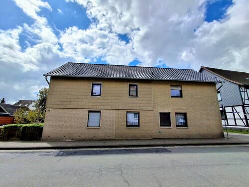 Front Ansicht - Mehrfamilienhaus, Wohnhaus mit 220,00 m&sup2; in Lehre zum Kaufen