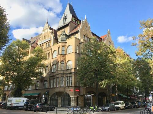 Hausansicht - Außergewöhnlich: Große Dachgeschosswohnung mit Turmzimmer, Terrasse und Sauna