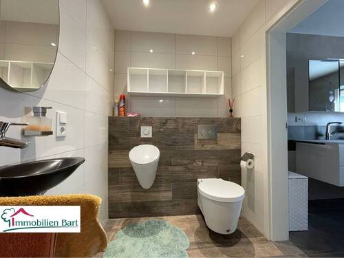 Badezimmer mit separatem WC - 