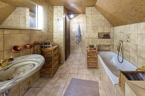 Tageslichtbad m. Wanne u. Dusche - 