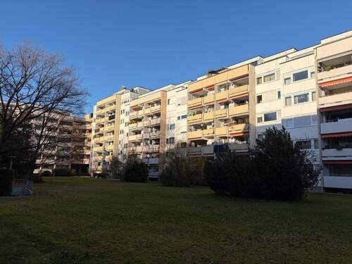 Außenansicht - Helle 2-Zimmer-Wohnung ca. 85 m² mit Balkon, Aufzug und Tiefgaragenstellplatz in Fürth