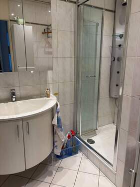 Bad mit Dusche - 
