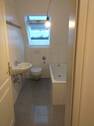 Bad mit Wanne und Fenster - 