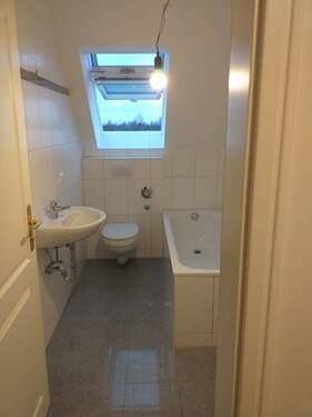 Bad mit Wanne und Fenster - 