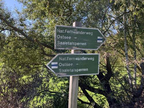 Vorbeiführender Wanderweg - 