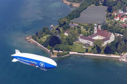 Zeppelin über Schloss FN 4 - 