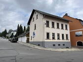 Bild 1 - Mehrfamilienhaus mit Nebengebäude, 3 Garagen, 2 Stellplätzen und Garten