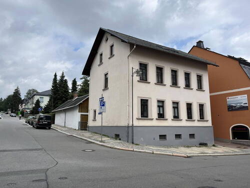 Bild 1 - Mehrfamilienhaus mit Nebengebäude, 3 Garagen, 2 Stellplätzen und Garten